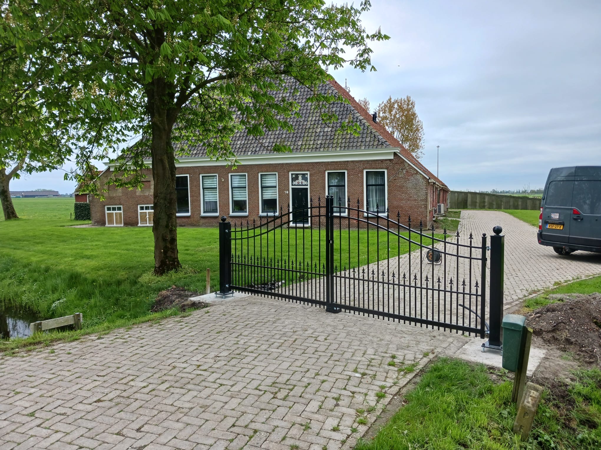 Sierhekwerk draaipoort met lanspunten