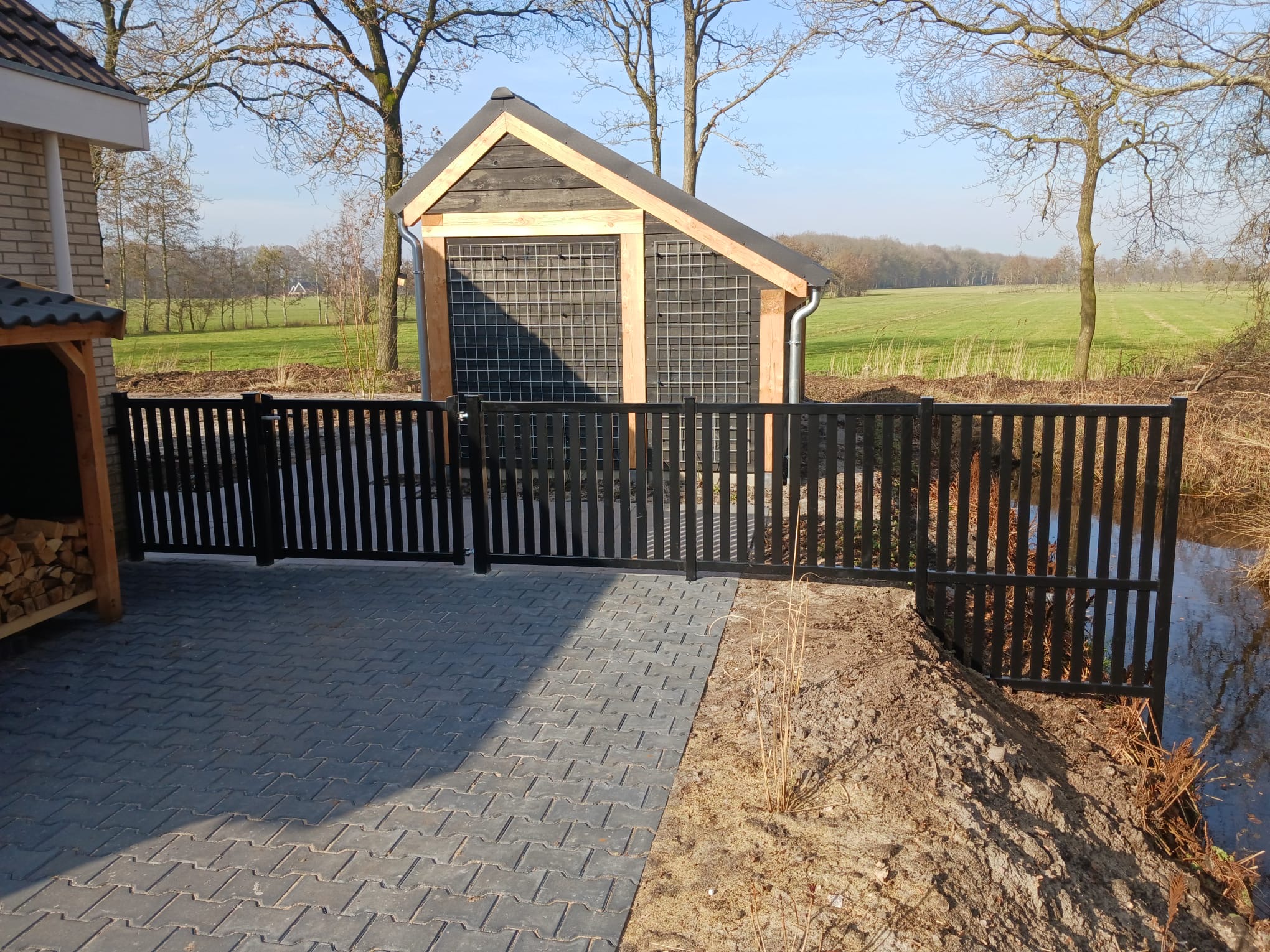 Spijlenhekwerk draaipoort erfafscheiding