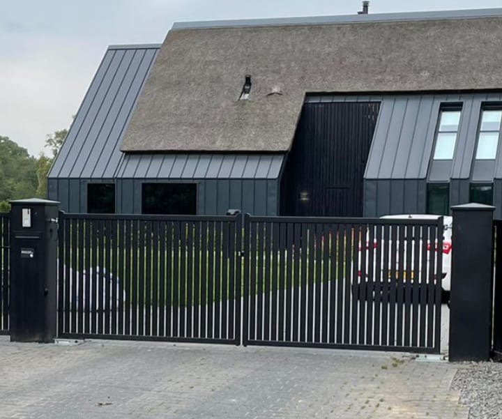 Spijlenhekwerk draaipoort met kolommen erfafscheiding