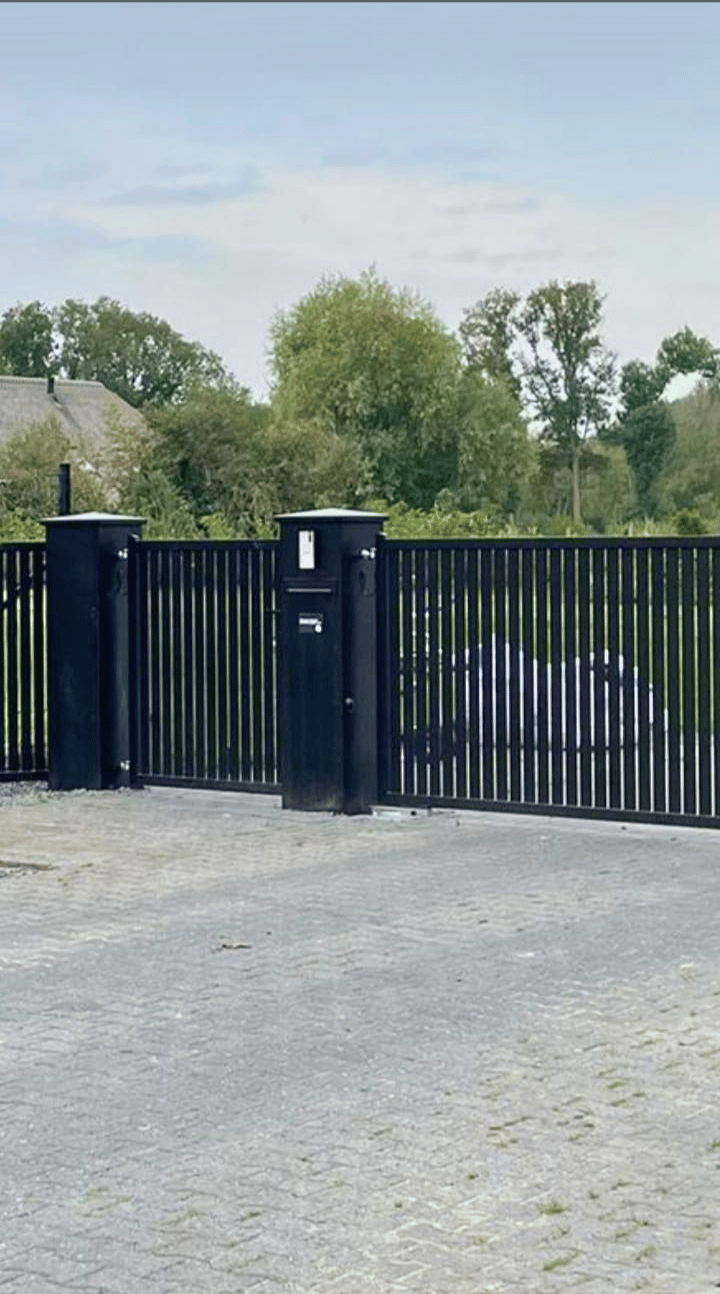 Spijlenhekwerk draaipoort met kolommen