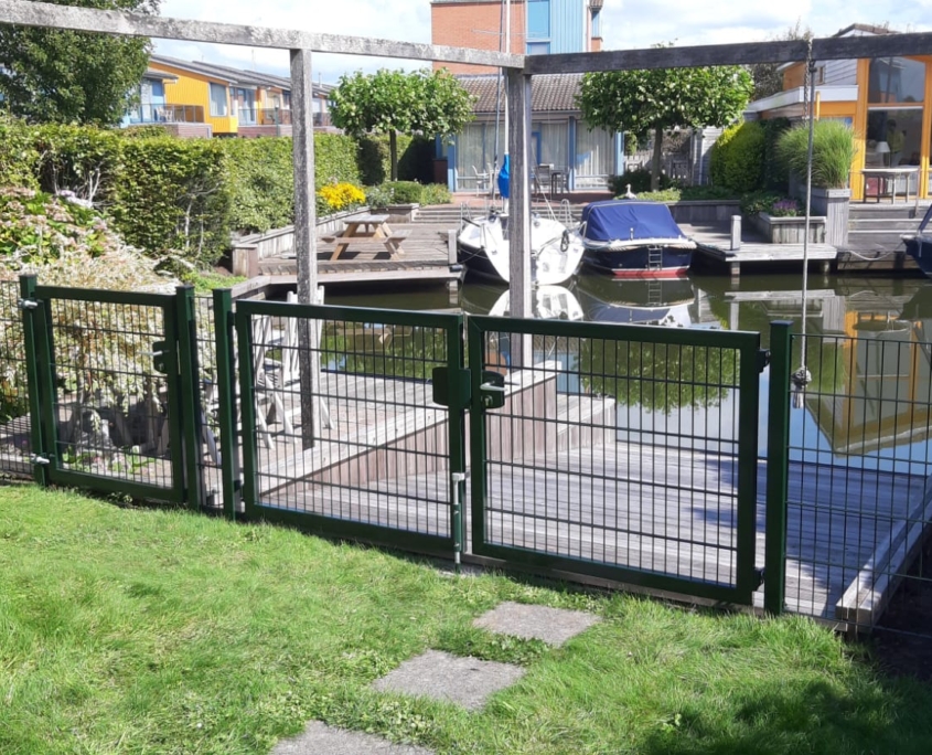 Draaipoort tuin aan het water